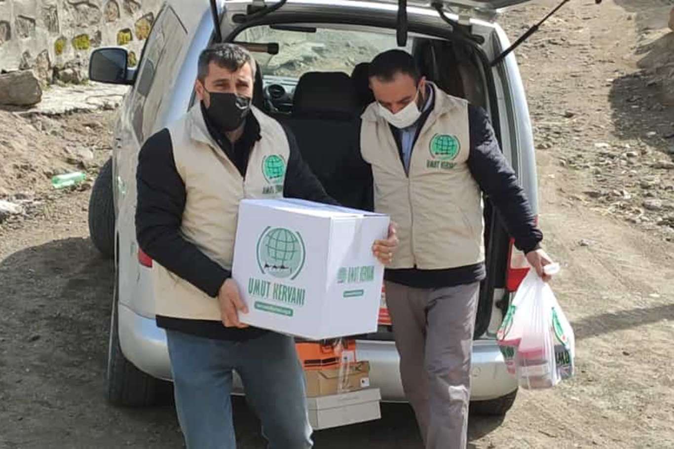 Umut Kervanı'ndan Bitlis'te onlarca aileye gıda yardımı Umut Kervanı'ndan Bitlis'te onlarca aileye gıda yardımı